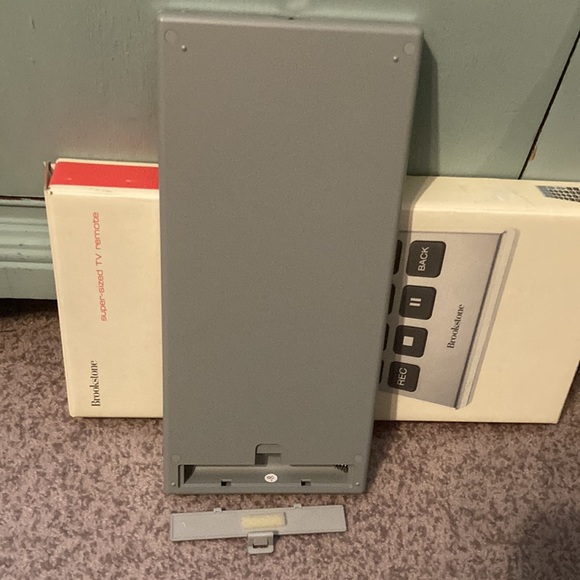 Brookstone Super Sized 6 in 1 Remote Control TV DVD V Jumbo SENIOR LARGE BUTTONS - Picture 8 of 9